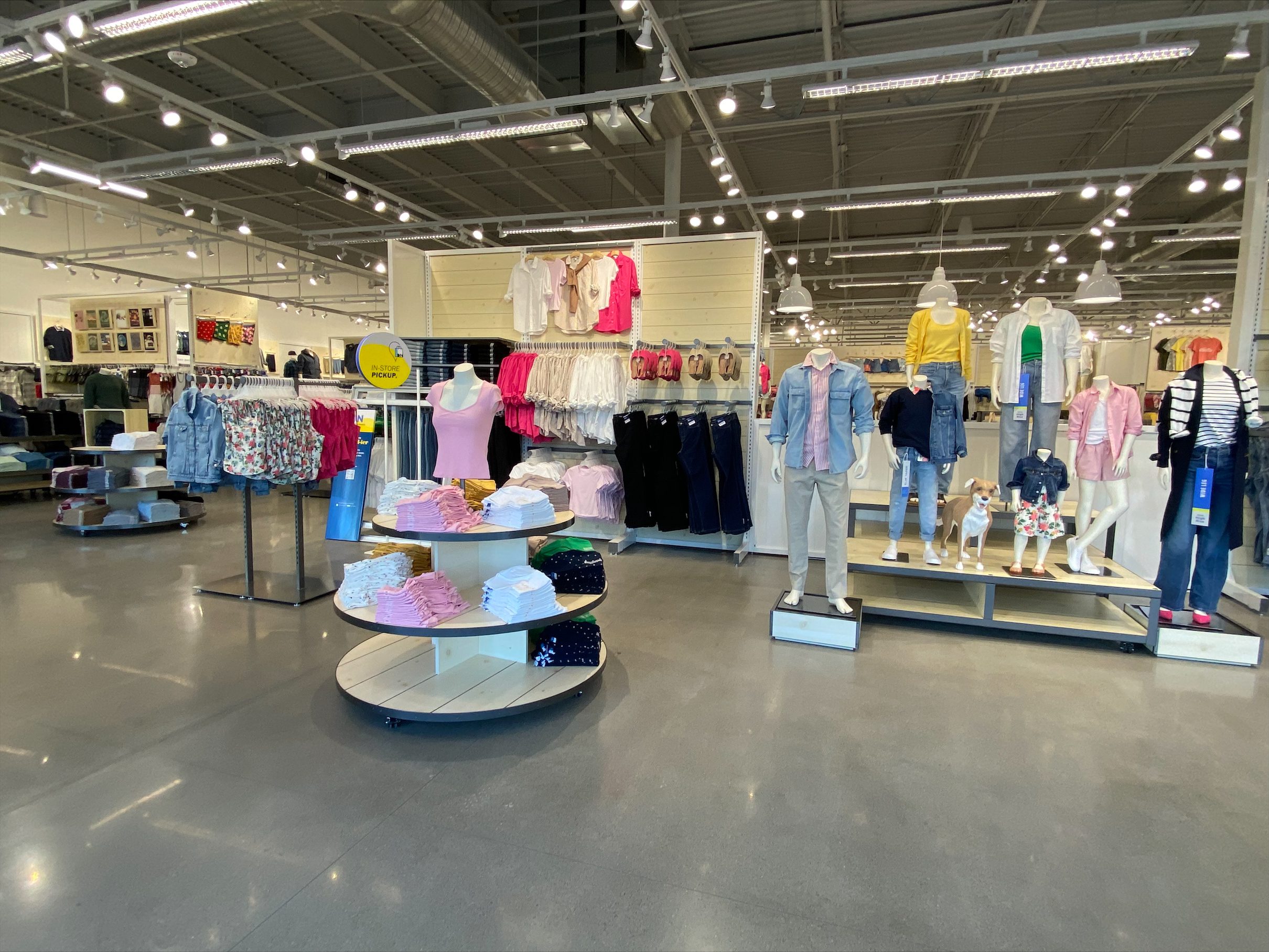 Old Navy Opens Store in Nogales, Arizona 1